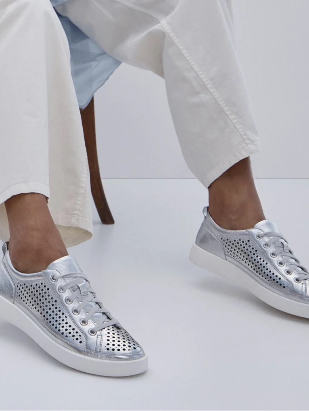 Vionic Winny perforated sneakers lace up silver size 10